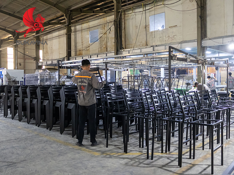 GIA CÔNG CƠ KHÍ TRONG SẢN XUẤT GHẾ CHÂN SẮT MẶT GỖ: YẾU TỐ QUYẾT ĐỊNH CHẤT LƯỢNG NỘI THẤT HIỆN ĐẠI