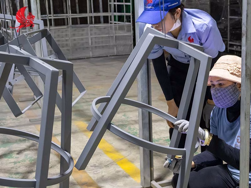Mục Kích Quy Trình Sản Xuất Nội Thất Sắt – Gỗ Tại Nhà Máy Quy Mô Lớn